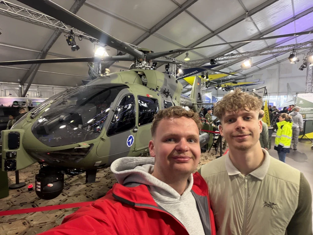 Ich vor einem Airbus H145 in der Messehalle